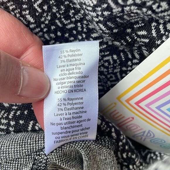 ✨LuLaRoe Black & White Printed Irma Tunic Top, NWT - Picture 7 of 8